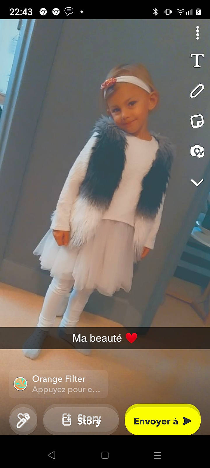 Naya a rejoint le concours — aidez-le/la à gagner de superbes lots ! advertising, animal_product, beanie, cap, chair, event, fashion_accessory, fashion_design, fashion_model, formal_wear, fur, fur_clothing, glove, hat, headwear, human_leg, joy, person, room, thigh