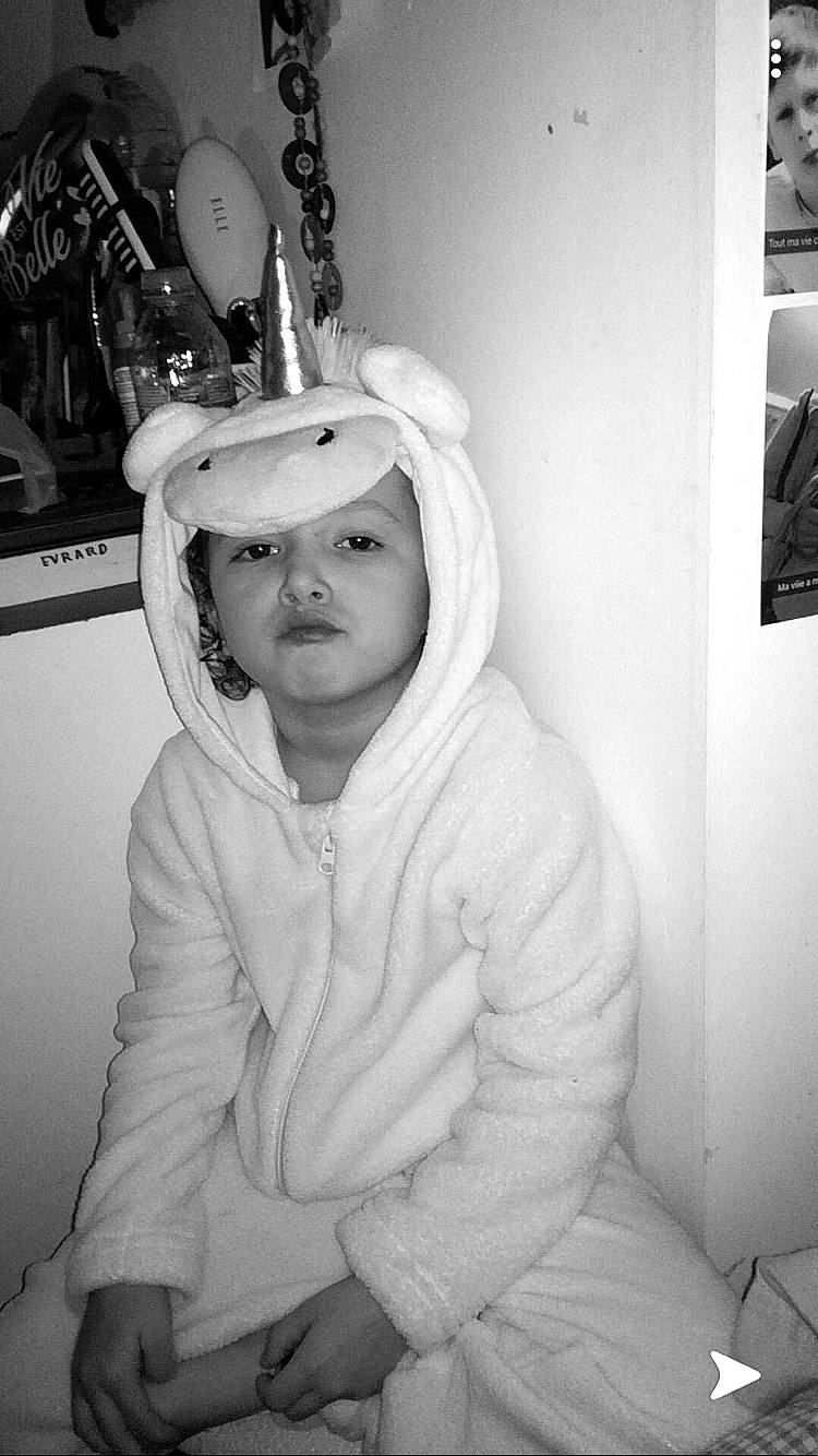 Kaïla a rejoint le concours — aidez-le/la à gagner de superbes lots ! black, black_and_white, child, eye, family, forehead, fun, headgear, lady, monochrome, monochrome_photography, people, person, photograph, photography, room, sitting, smile, snapshot, style