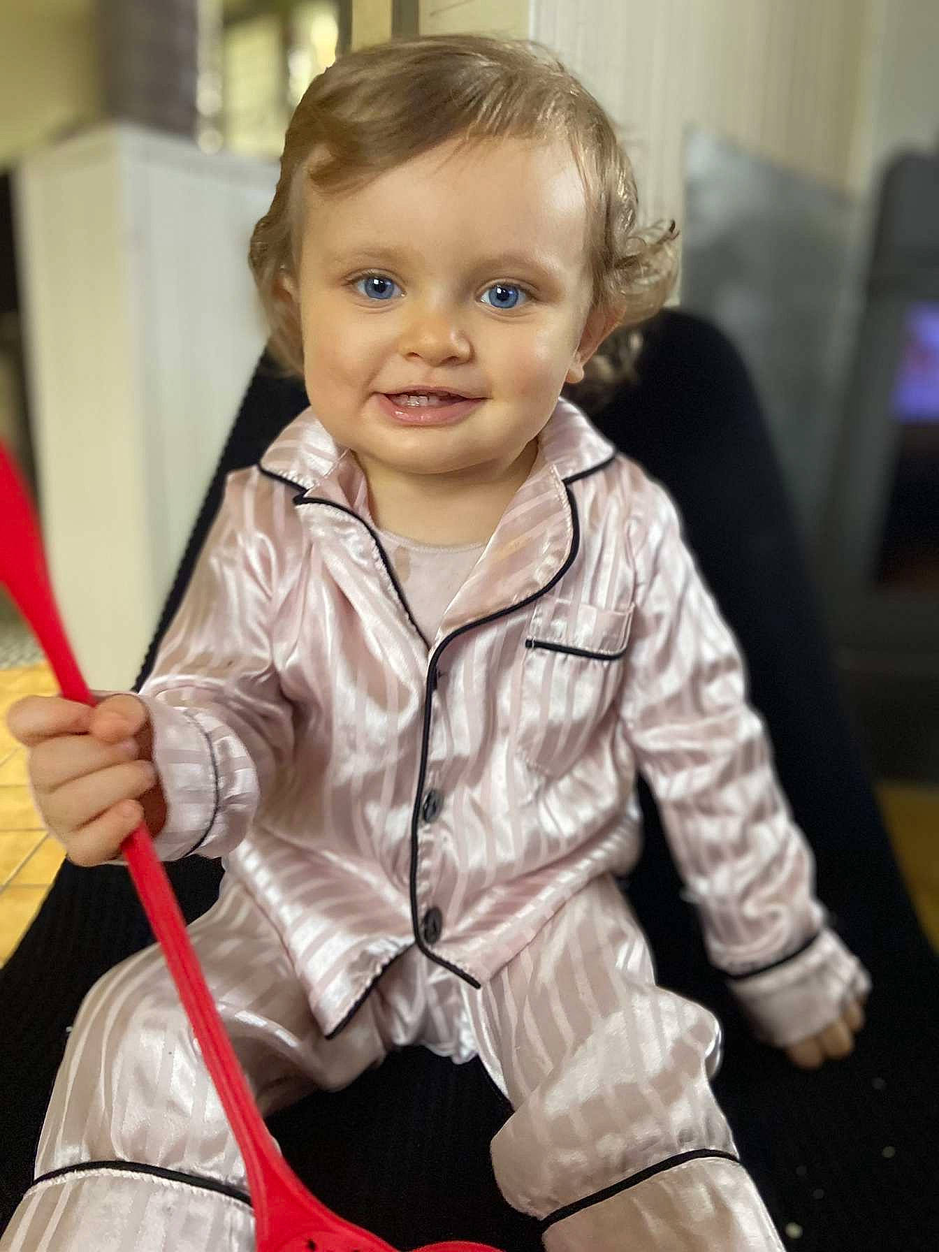 Layana a rejoint le concours — aidez-le/la à gagner de superbes lots ! baby, baby_products, baby_toddler_clothing, cheek, child, eye, flooring, fun, happy, head, joy, person, play, room, sitting, skin, sleeve, smile, television, toddler