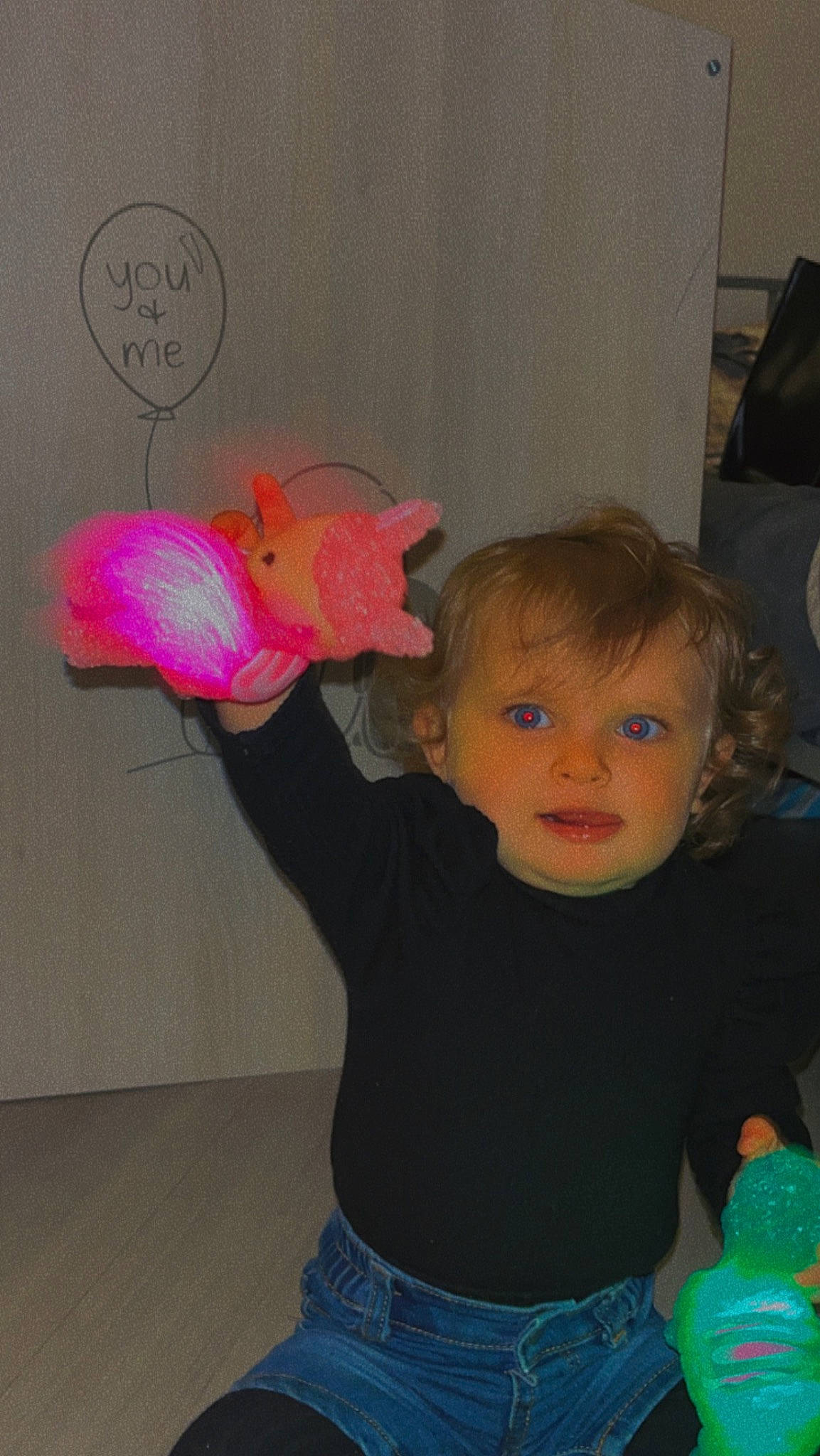 Layana participe au concours pour gagner de l'argent avec cette photo : art, baby_toddler_clothing, beauty, cheek, child, finger, fun, gesture, happy, magenta, party, party_supply, person, pink, room, t_shirt, textile, thumb, toddler, toy