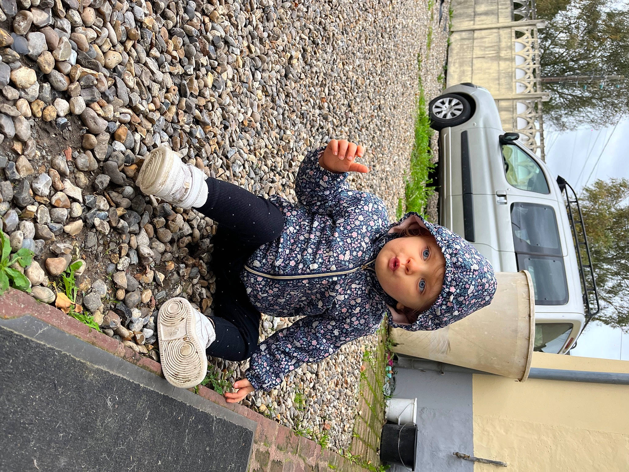 Layana a rejoint le concours — aidez-le/la à gagner de superbes lots ! asphalt, automotive_exterior, automotive_lighting, automotive_tire, automotive_window_part, car, city, concrete, fun, headwear, leisure, motor_vehicle, person, road, road_surface, sidewalk, sitting, street, sunglasses, toddler