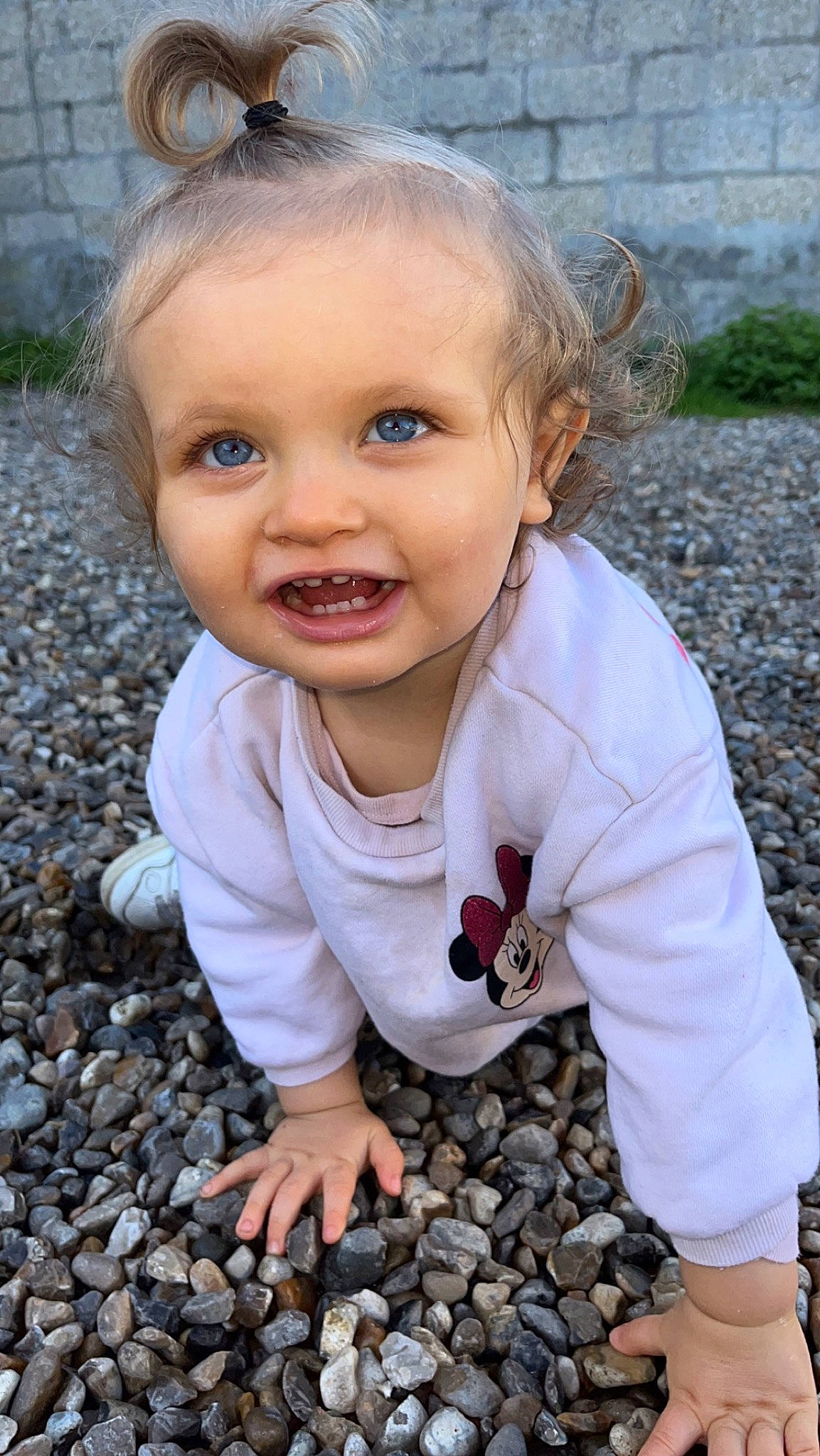 Layana a rejoint le concours — aidez-le/la à gagner de superbes lots ! asphalt, baby, baby_toddler_clothing, child, close_up, eye, grass, hand, happy, head, joy, leaf, nail, people_in_nature, person, plant, road_surface, sitting, smile, soil