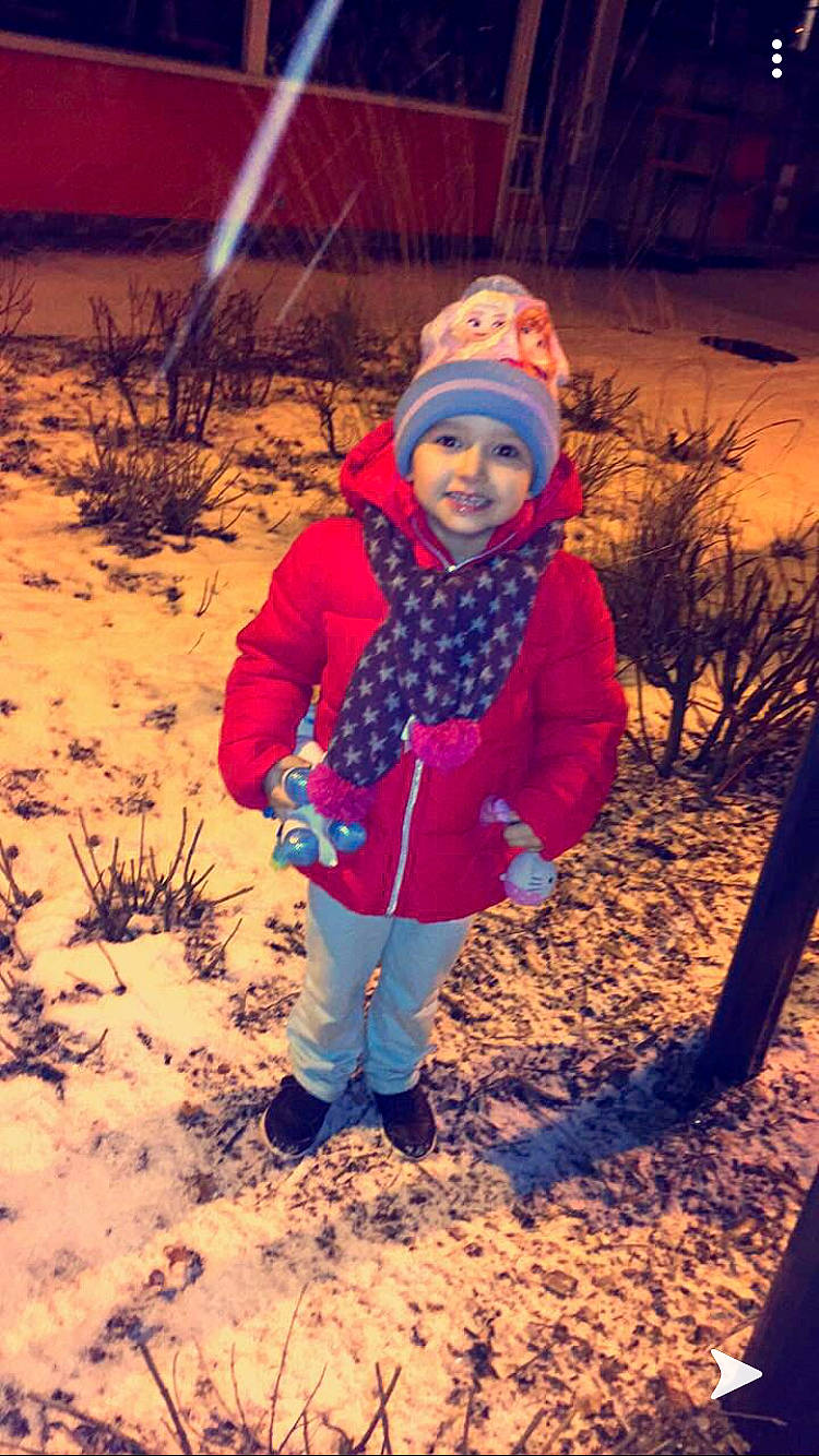 Kailaaa a rejoint le concours — aidez-le/la à gagner de superbes lots ! adaptation, child, freezing, fun, happy, headwear, joy, person, play, playing_in_the_snow, sky, smile, snow, toddler, tree, winter