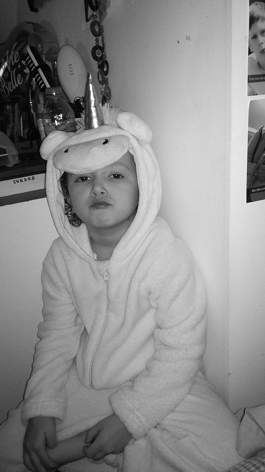 Kaila a rejoint le concours — aidez-le/la à gagner de superbes lots ! black, black_and_white, eye, family, forehead, fun, head, headgear, lady, monochrome, monochrome_photography, people, person, photograph, photography, room, sitting, smile, snapshot, style