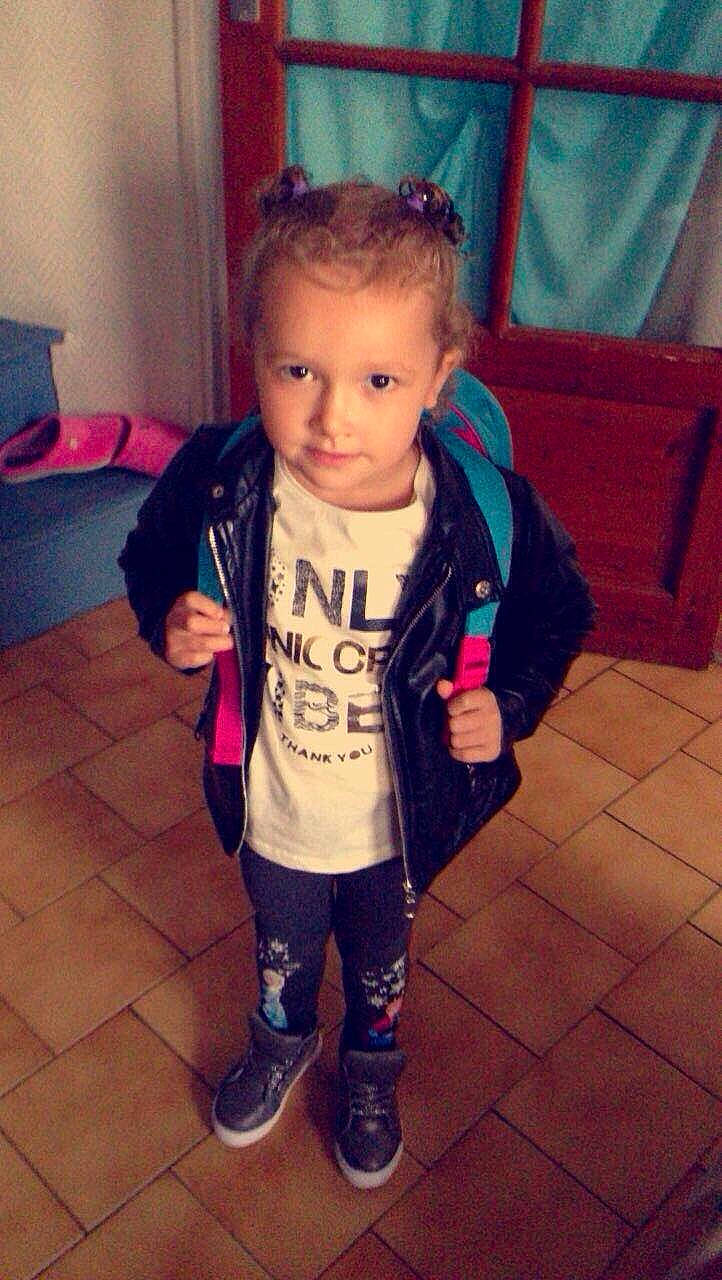 Kaila participe au concours pour gagner de l'argent avec cette photo : cheek, child, child_model, cool, outerwear, person, shoe, smile, standing, t_shirt, toddler