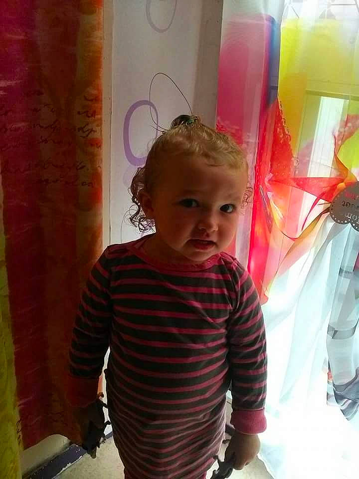 Kaila a rejoint le concours — aidez-le/la à gagner de superbes lots ! child, ear, fun, magenta, neck, person, pink, play, room, skin, smile, standing, t_shirt, toddler