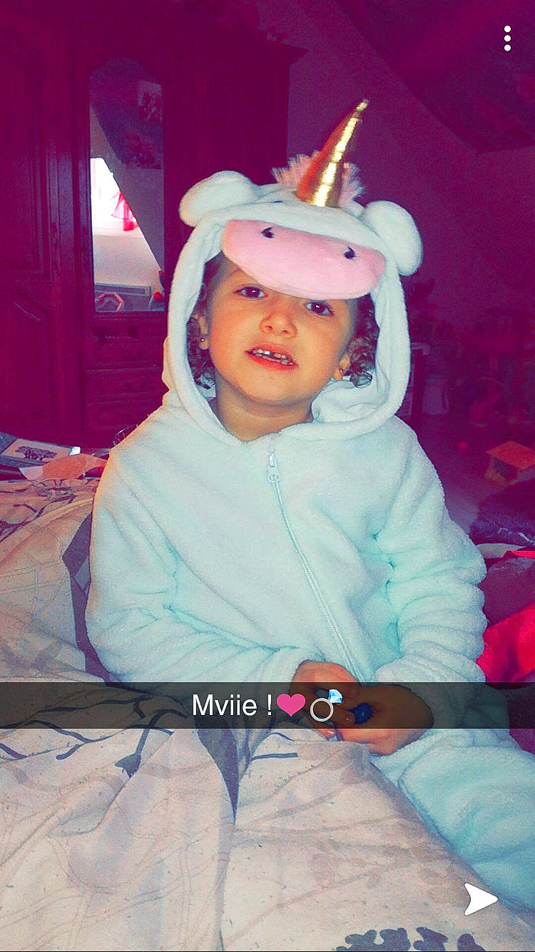 Kaîla a rejoint le concours — aidez-le/la à gagner de superbes lots ! child, cool, fun, head, headwear, person, pink, smile