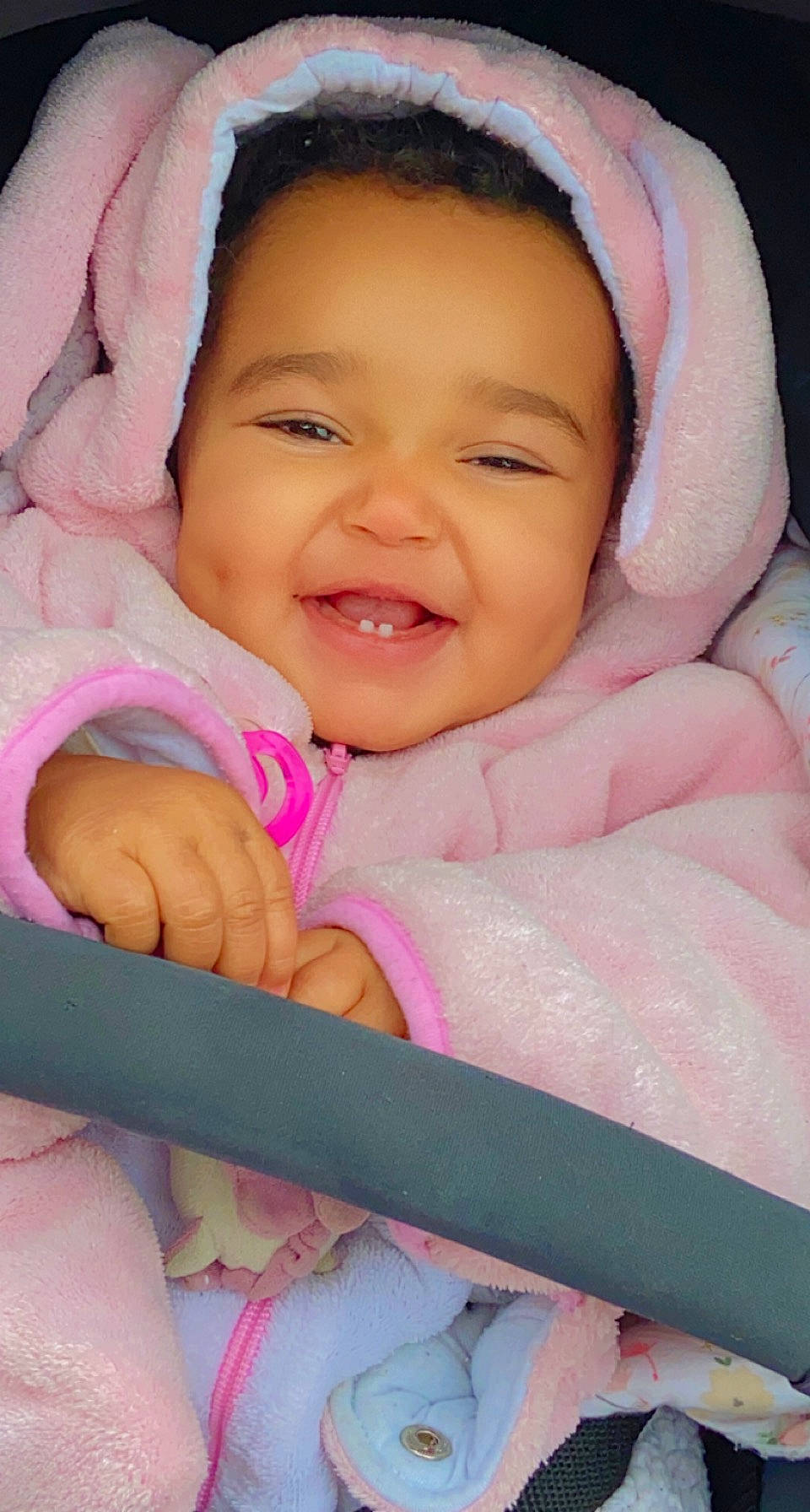 Naïa a rejoint le concours — aidez-le/la à gagner de superbes lots ! baby, baby_toddler_clothing, cheek, comfort, eye, facial_expression, finger, gesture, hand, happy, iris, lip, nose, person, photograph, pink, product, skin, smile, toddler