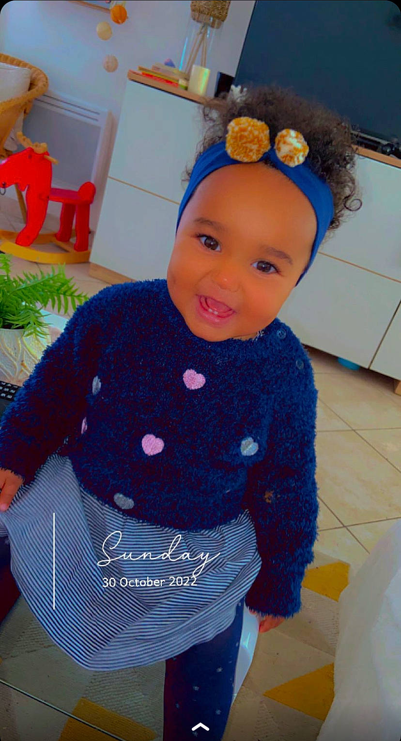 Naïa a rejoint le concours — aidez-le/la à gagner de superbes lots ! baby, baby_toddler_clothing, cap, chair, child, costume, electric_blue, fun, happy, joy, kindergarten, magenta, pattern, person, personal_protective_equipment, play, room, sleeve, smile, t_shirt