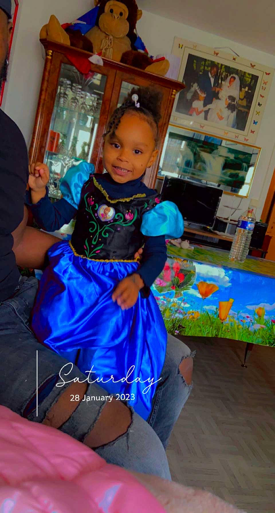 Irys a rejoint le concours — aidez-le/la à gagner de superbes lots ! aqua, blue, child, costume, electric_blue, event, fashion_design, flooring, fun, happy, human_leg, jewellery, joy, magenta, person, picture_frame, purple, sitting, smile, textile