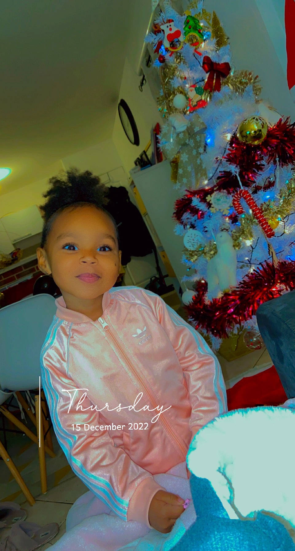 Irys participe au concours pour gagner de l'argent avec cette photo : chair, child, christmas, christmas_decoration, christmas_eve, christmas_ornament, event, fun, happy, holiday, holiday_ornament, ornament, party_supply, people, person, room, sitting, textile, toddler, toy