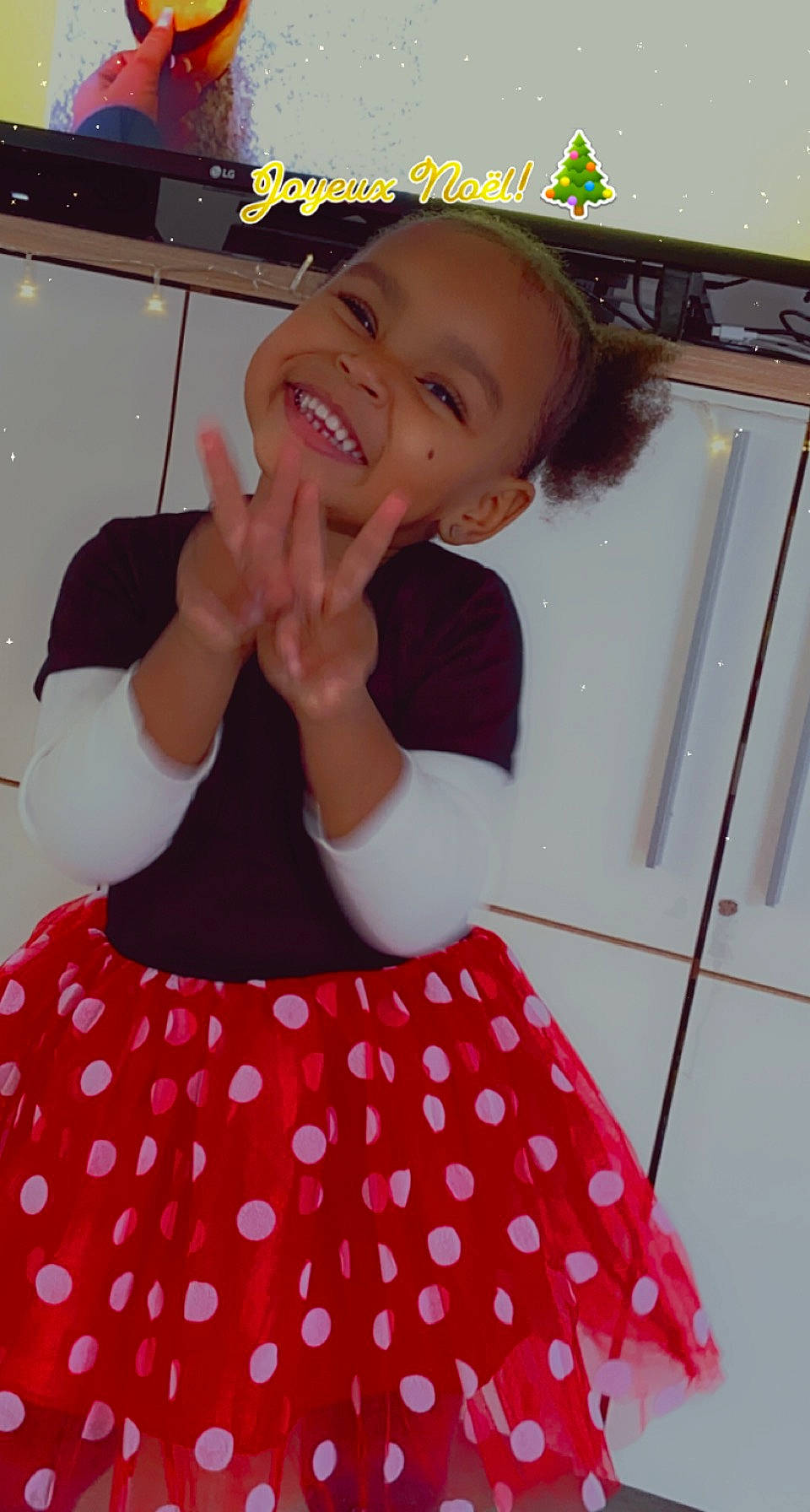 Irys a rejoint le concours — aidez-le/la à gagner de superbes lots ! baby_toddler_clothing, child, day_dress, facial_expression, fun, gesture, happy, joy, laugh, magenta, pattern, person, pink, polka_dot, room, school_uniform, sleeve, smile, t_shirt, thumb