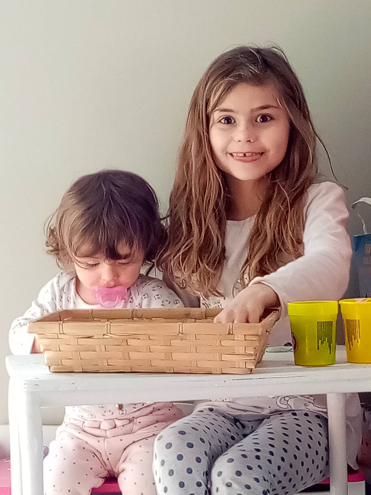 Léana a rejoint le concours — aidez-le/la à gagner de superbes lots ! blond, child, comfort, facial_expression, finger, fun, gesture, hairstyle, happy, human, indoor_games_and_sports, joy, leisure, long_hair, person, sharing, sitting, smile, table, thigh