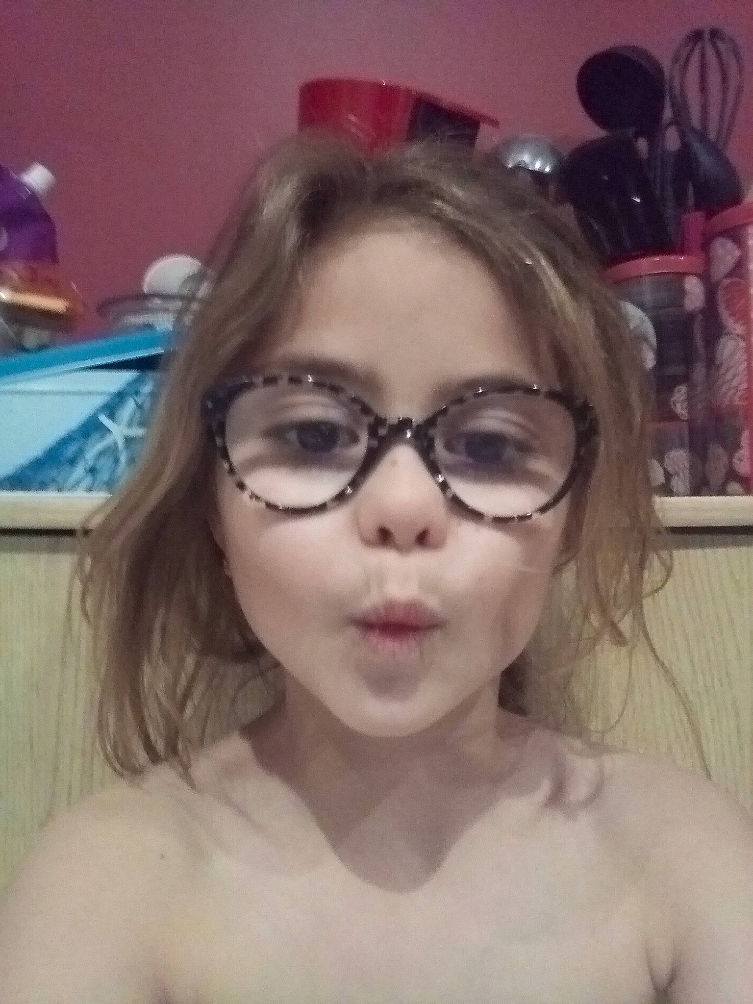 Léana a rejoint le concours — aidez-le/la à gagner de superbes lots ! arm, cheek, cool, ear, eyebrow, eyelash, eyewear, fashion, forehead, glasses, happy, iris, jaw, lip, mouth, neck, nose, organ, person, skin