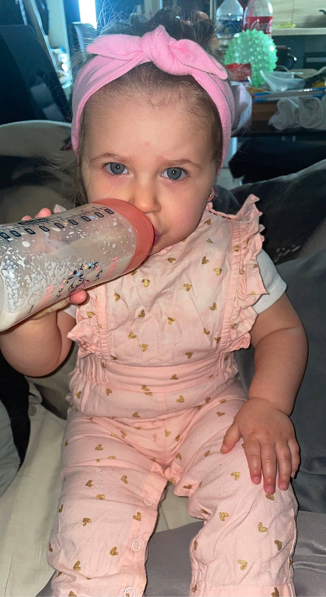 Danaë a rejoint le concours — aidez-le/la à gagner de superbes lots ! baby, baby_bottle, baby_toddler_clothing, cheek, child, drinkware, eye, finger, fun, happy, lip, mouth, nose, organ, person, pink, plastic_bottle, skin, thumb, toddler