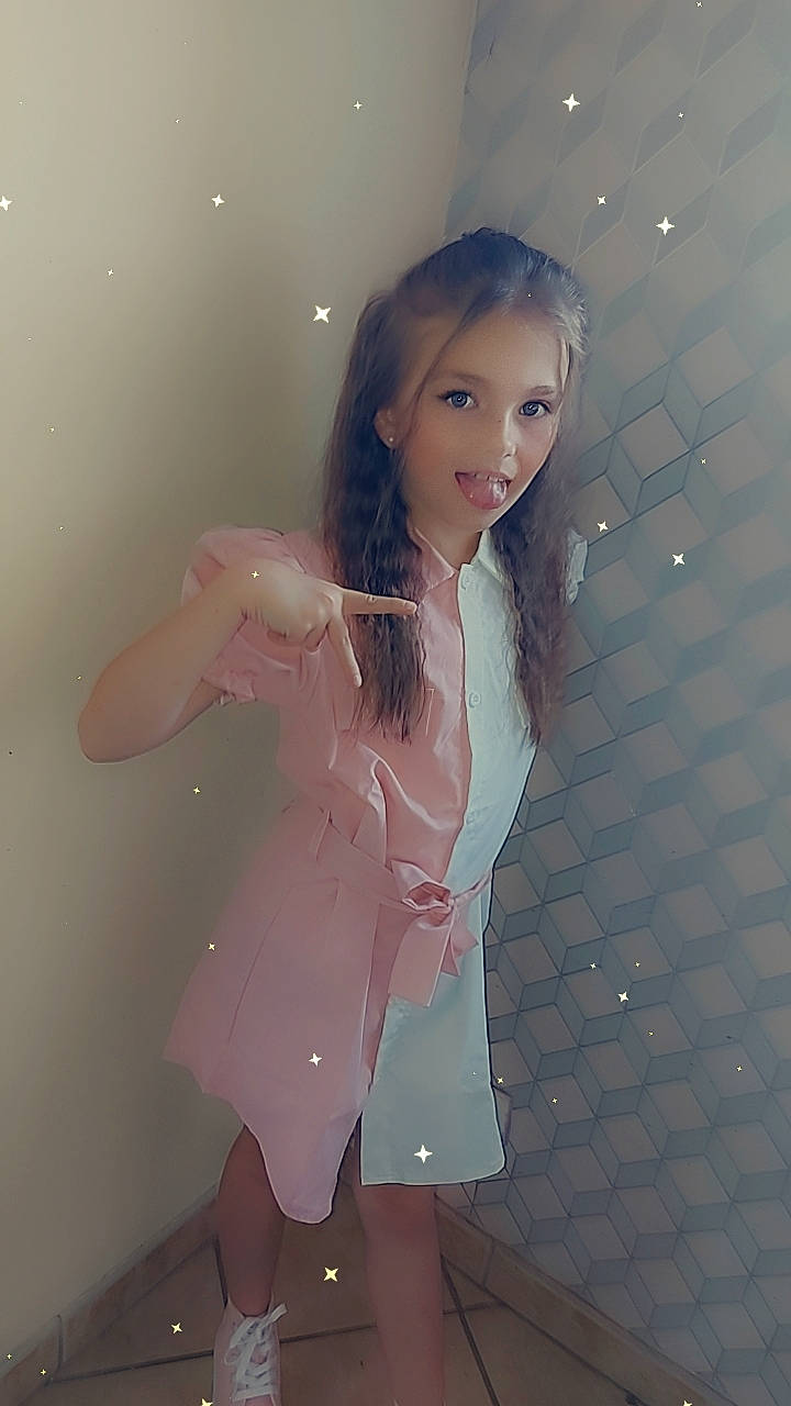 Kenza participe au concours pour gagner de l'argent avec cette photo : abdomen, black_hair, blond, brown_hair, dress, fashion_design, fashion_model, flash_photography, formal_wear, gesture, happy, human_leg, joy, lip, long_hair, neck, person, skin, standing, thigh