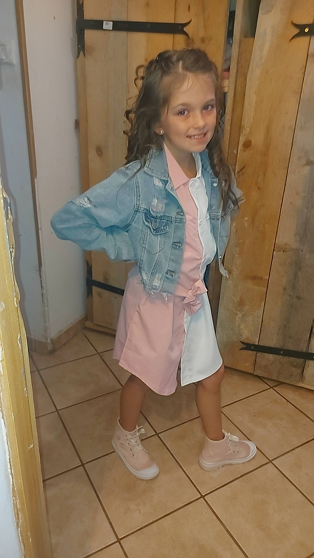 Kenza participe au concours pour gagner de l'argent avec cette photo : baby_toddler_clothing, blond, brown_hair, child, eye, face, fashion_design, flooring, head, human_leg, iris, joy, knee, long_hair, pattern, person, sleeve, smile, sock, thigh