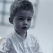 Milo a rejoint le concours — aidez-le/la à gagner de superbes lots ! background_blur, boy, casual_clothing, child, closeup, contemplative, emotion, expression, face, indoor, monochrome, person, portrait, sad, short_hair, skin, soft_light, tear, white_shirt, young