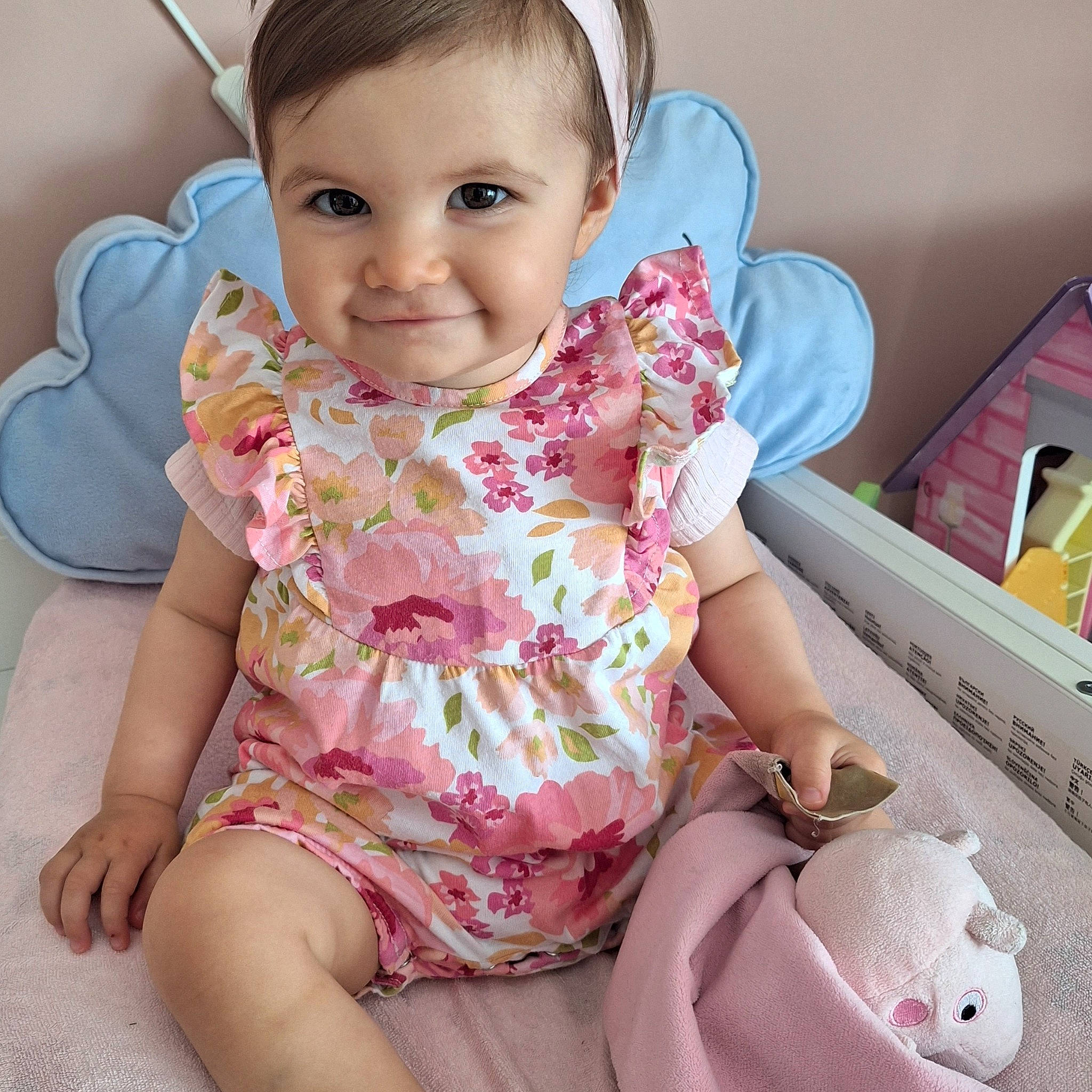 Eïvy participe au concours pour gagner de l'argent avec cette photo : baby_toddler_clothing, cheek, chin, ear, eyelash, face, finger, hair, hairstyle, happy, head, iris, joy, mouth, neck, person, pink, skin, sleeve, smile