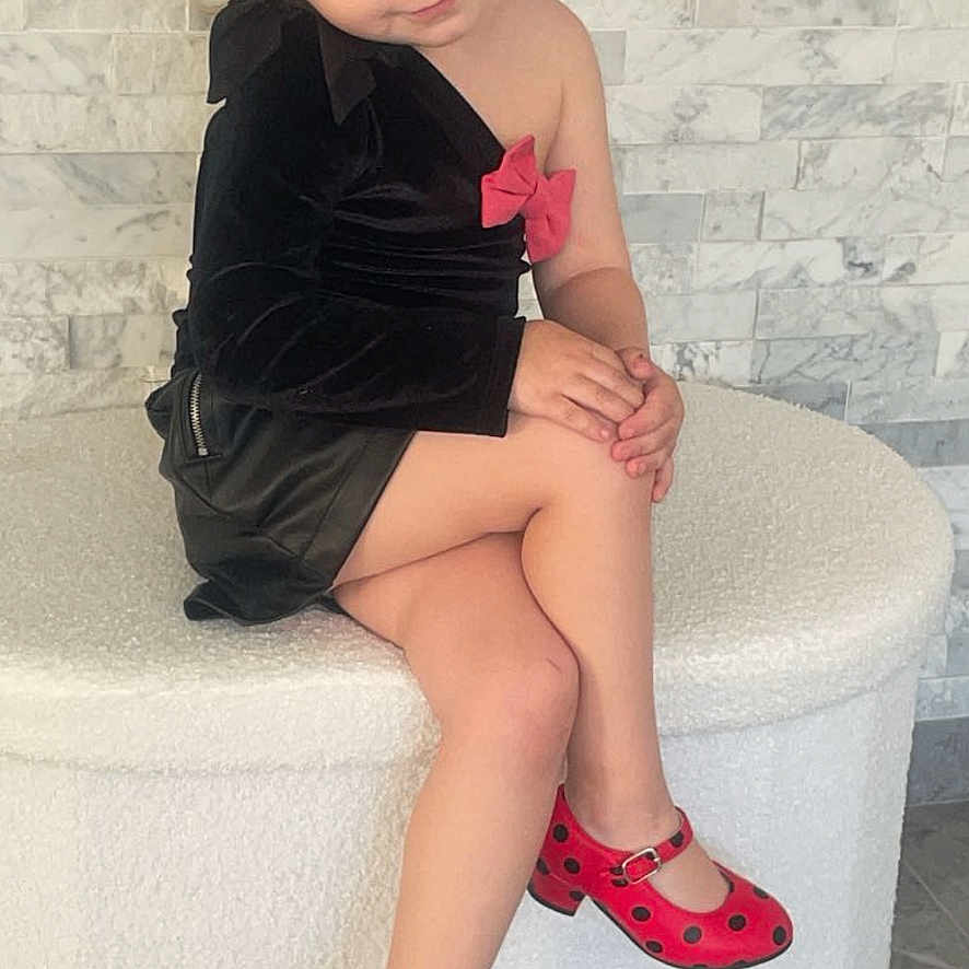 Jenessy a rejoint le concours — aidez-le/la à gagner de superbes lots ! ankle, child, clothing, dress, face, female, footwear, formalwear, furniture, girl, head, highheel, person, photography, portrait, sandal, shoe, shorts, sitting, sneaker