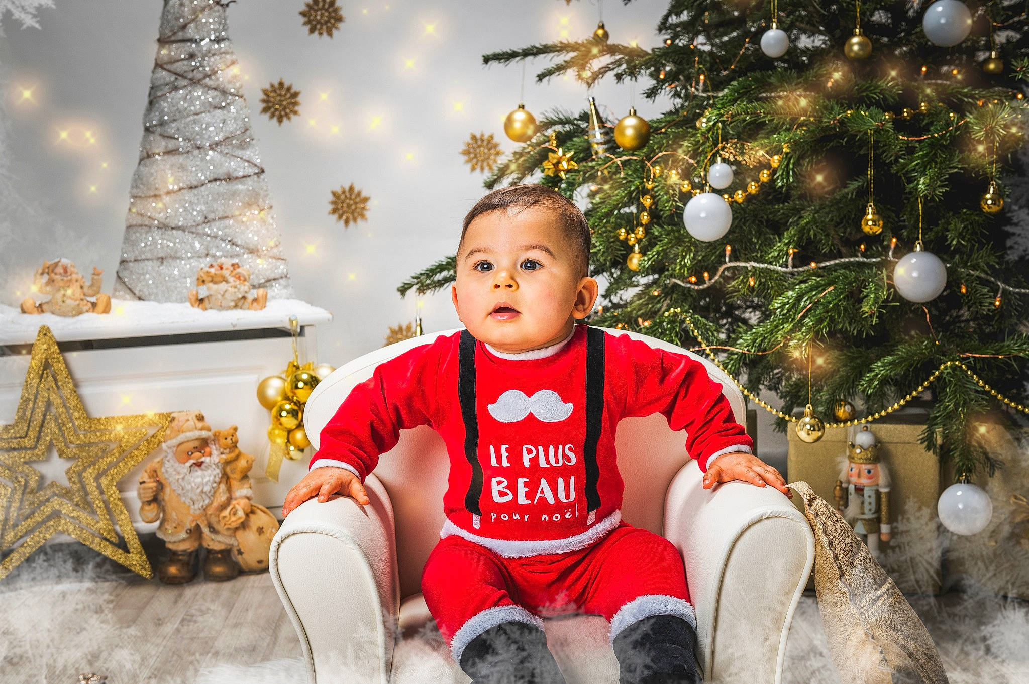 Zohran a rejoint le concours — aidez-le/la à gagner de superbes lots ! baby, baby_toddler_clothing, christmas, christmas_decoration, christmas_ornament, christmas_tree, event, fun, grass, happy, holiday, holiday_ornament, knee, ornament, people_in_nature, person, sitting, sleeve, thigh, toddler