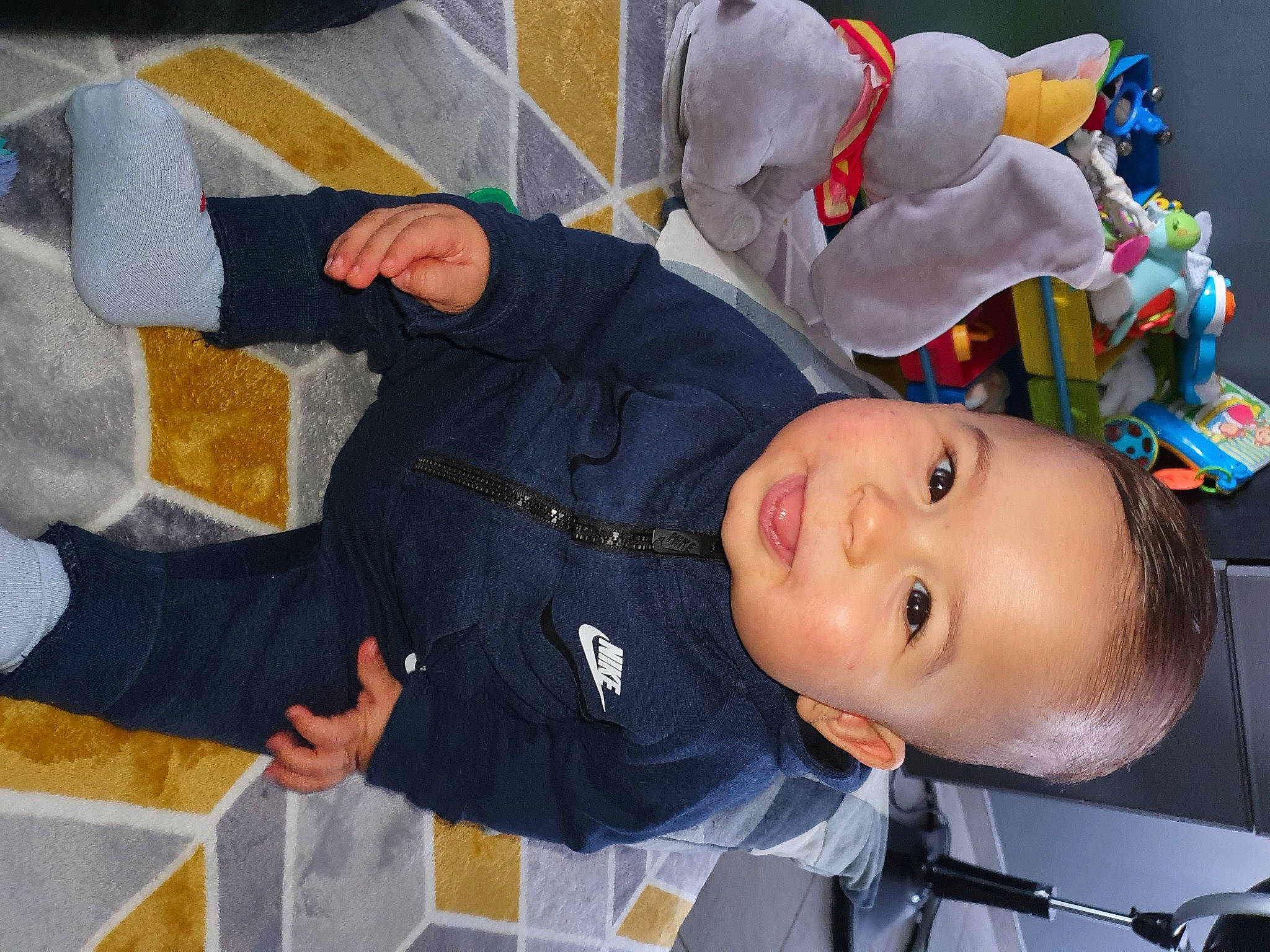 Zohran participe au concours pour gagner de l'argent avec cette photo : baby, baby_toddler_clothing, child, costume, event, fun, gesture, hat, person, room, smile, toddler, toy, tree