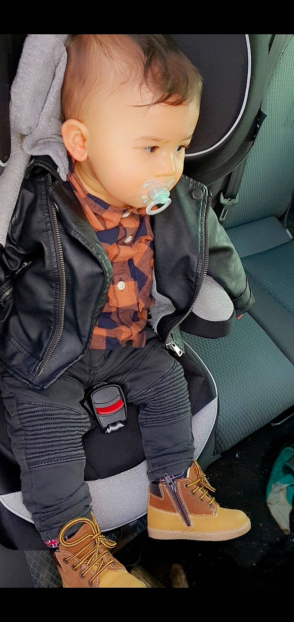 Zohran participe au concours pour gagner de l'argent avec cette photo : auto_part, baby, baby_toddler_clothing, black, blazer, blond, button, car_seat, car_seat_cover, child, collar, comfort, neck, person, seat_belt, sitting, sleeve, street_fashion, thigh, toddler