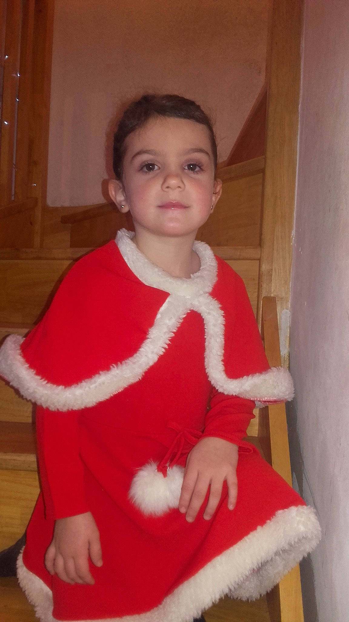 Madison participe au concours pour gagner de l'argent avec cette photo : child, leg, outerwear, person, standing, wool