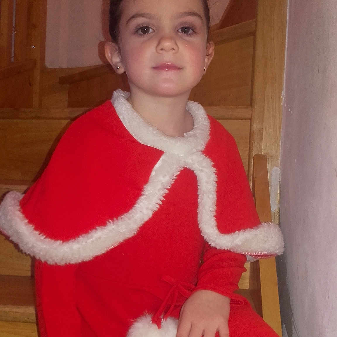Madison participe au concours pour gagner de l'argent avec cette photo : child, leg, outerwear, person, standing, wool