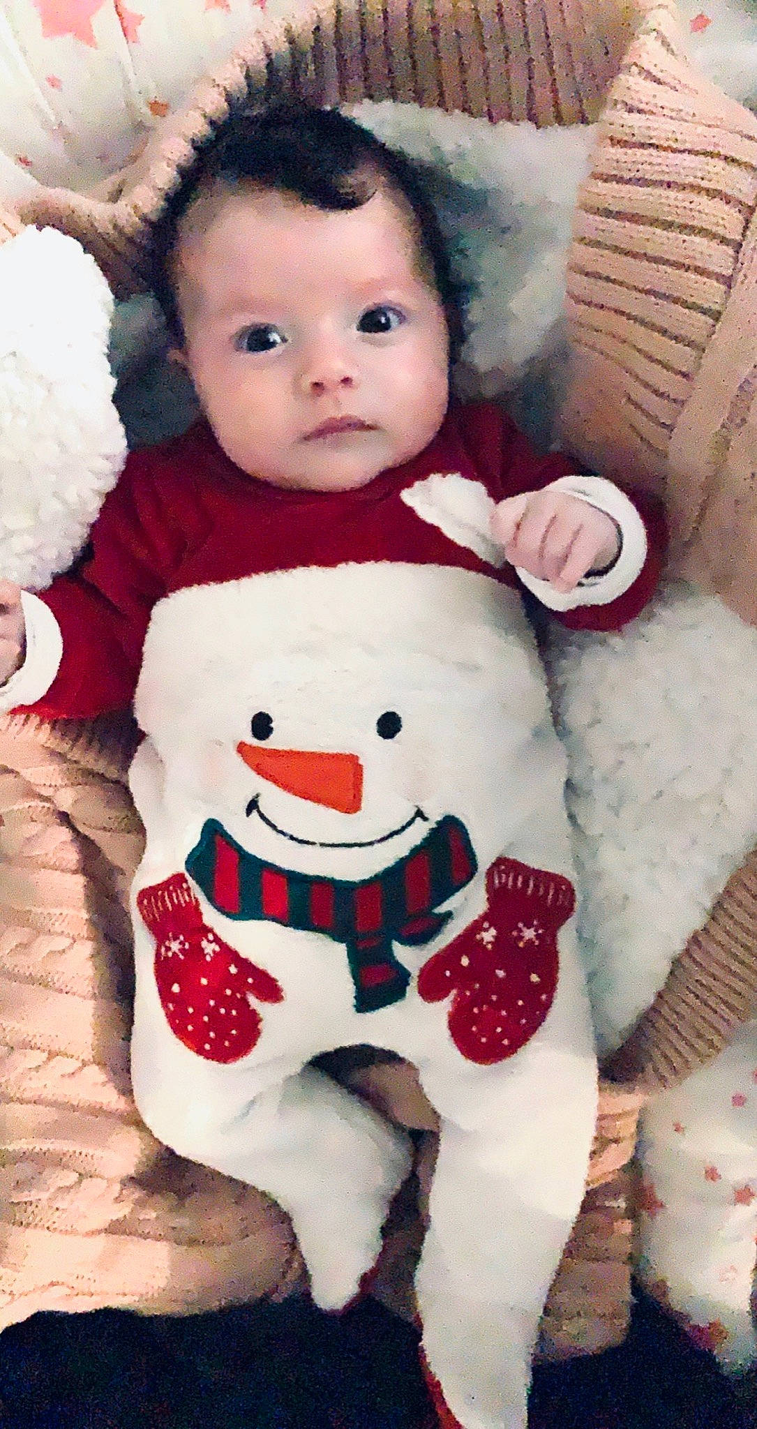 Arya participe au concours pour gagner de l'argent avec cette photo : cheek, christmas_ornament, doll, eye, facial_expression, hairstyle, happy, head, headgear, nose, organ, ornament, person, pink, red, skin, sleeve, smile, textile, toy