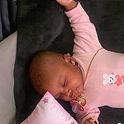 Luana Valentina a rejoint le concours — aidez-le/la à gagner de superbes lots ! baby, sleeping, pacifier, pink_clothing, pillow, stars, blanket, infant, peaceful, cute, child, resting, soft, indoors, young_child, face, hand, head, cozy, comfort