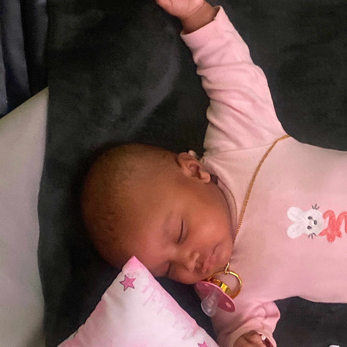 Luana Valentina a rejoint le concours — aidez-le/la à gagner de superbes lots ! baby, blanket, child, comfort, cozy, cute, face, hand, head, indoors, infant, pacifier, peaceful, pillow, pink_clothing, resting, sleeping, soft, stars, young_child