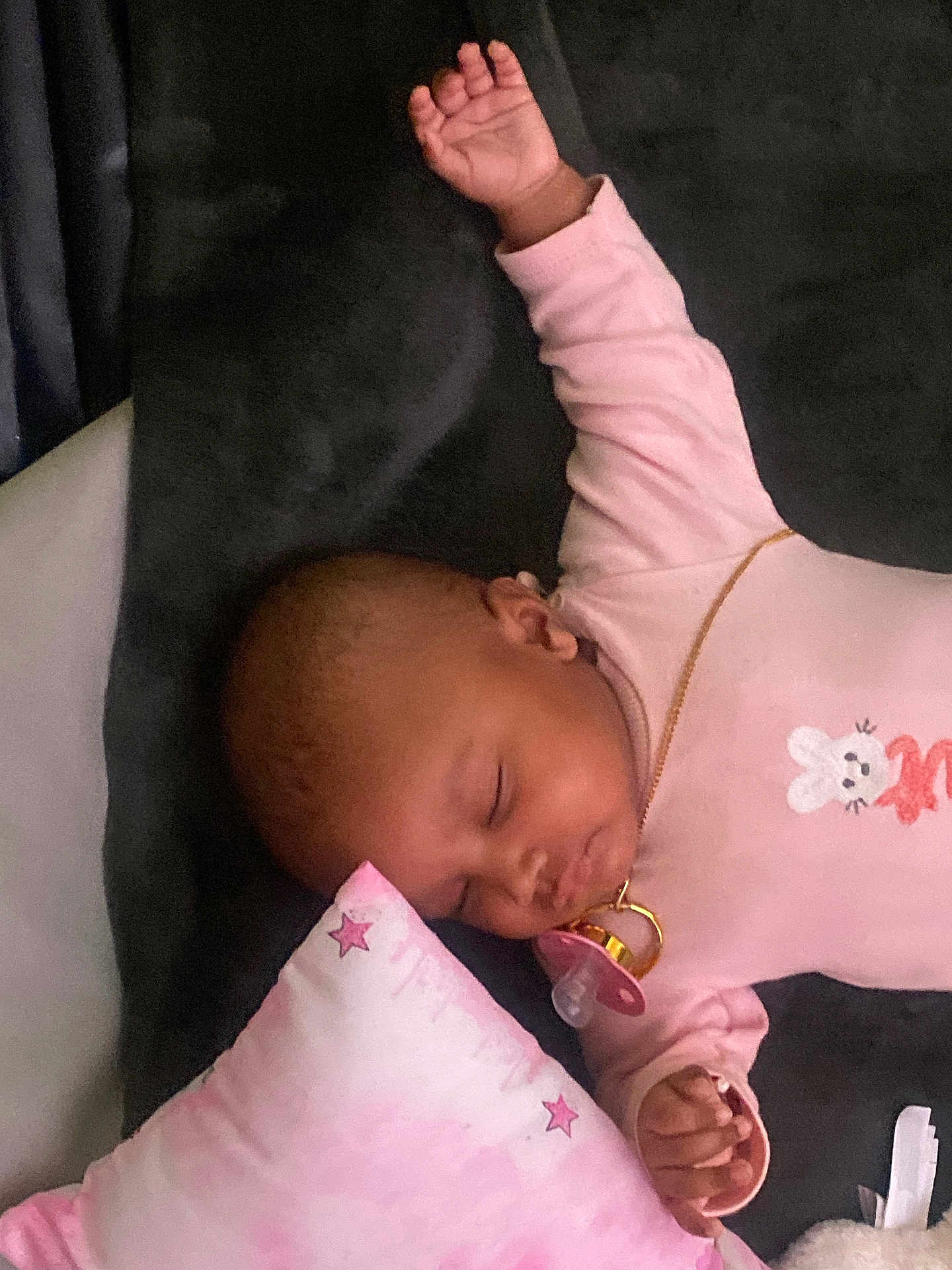 Luana Valentina a rejoint le concours — aidez-le/la à gagner de superbes lots ! baby, sleeping, pacifier, pink_clothing, pillow, stars, blanket, infant, peaceful, cute, child, resting, soft, indoors, young_child, face, hand, head, cozy, comfort