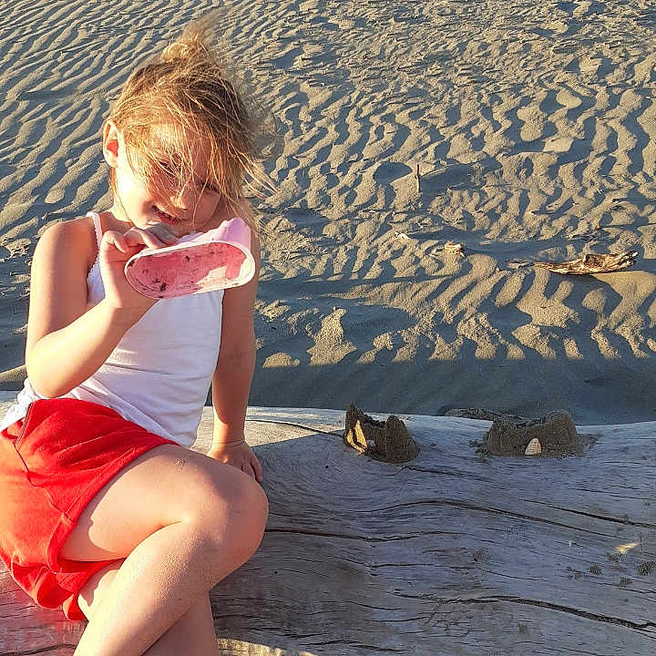 Kenzy a rejoint le concours — aidez-le/la à gagner de superbes lots ! barefoot, blond, child, fawn, foot, fun, human_leg, leg, photography, play, sand, sea, sitting, summer, tourism, vacation, water