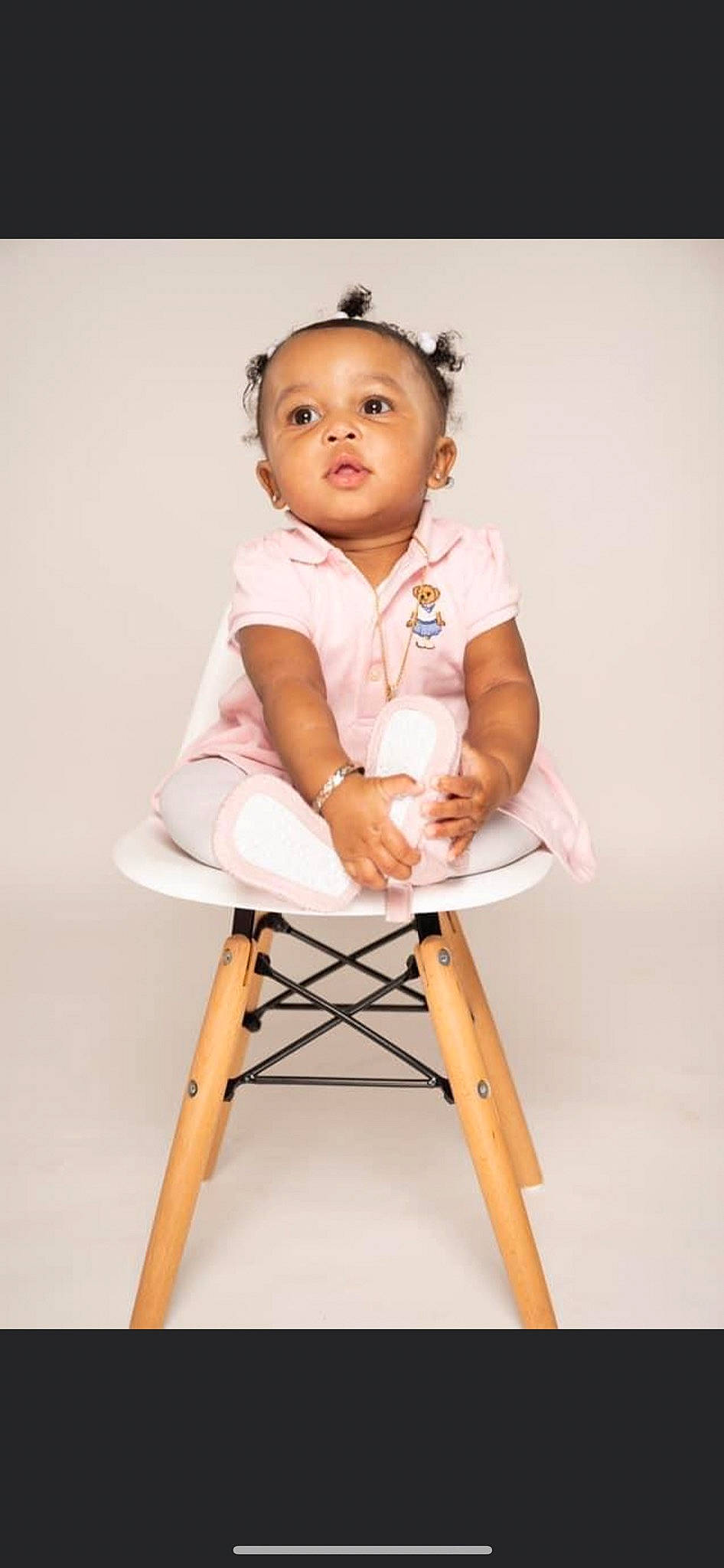 Saphora is registered to the contest to win money with this photo: arm, baby, baby_toddler_clothing, dress, easel, face, flash_photography, gesture, hand, happy, head, human_body, jeans, leg, person, shirt, shorts, shoulder, sleeve, table