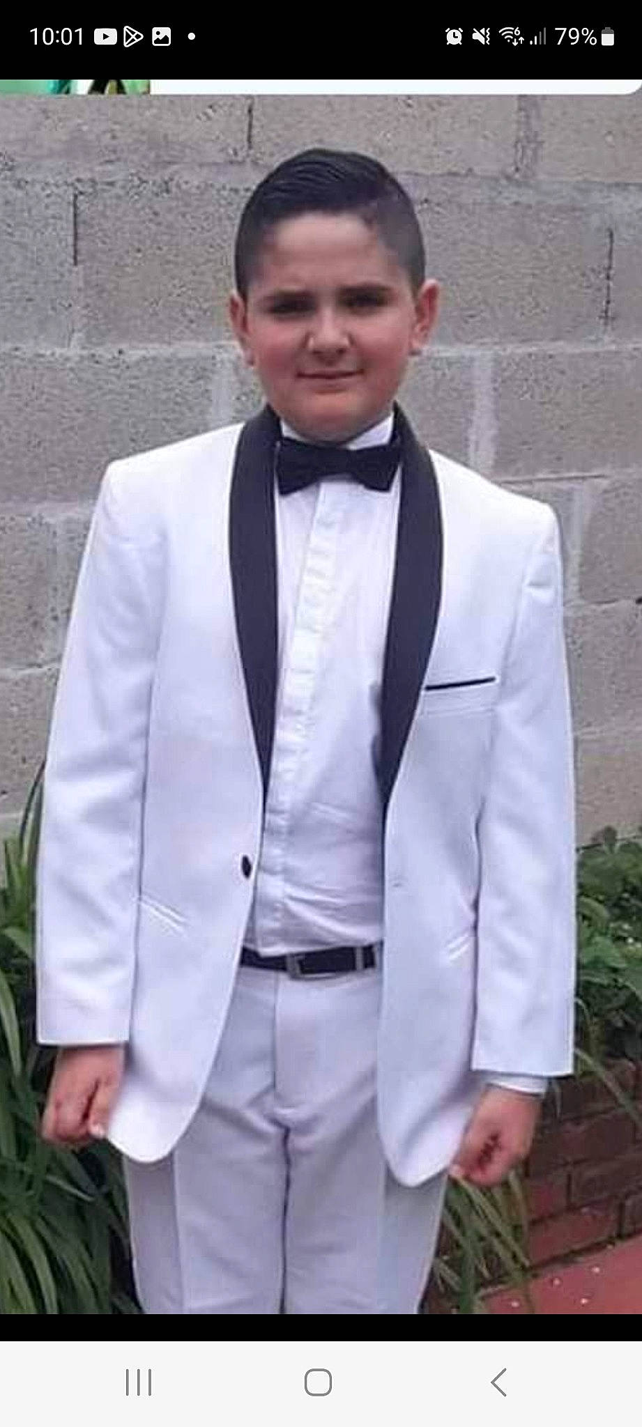 Hugo a rejoint le concours — aidez-le/la à gagner de superbes lots ! blazer, bow_tie, button, collar, dress_shirt, electric_blue, event, fashion_accessory, fashion_design, formal_wear, grey, jewellery, joy, neck, person, photograph, plant, sleeve, suit, tie