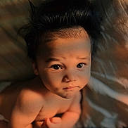 Wally a rejoint le concours — aidez-le/la à gagner de superbes lots ! baby, child, close_up, curious, cute, expression, eyes, face, hair, human, indoors, infant, light, person, portrait, shadow, skin, soft_light, warm_tones, young