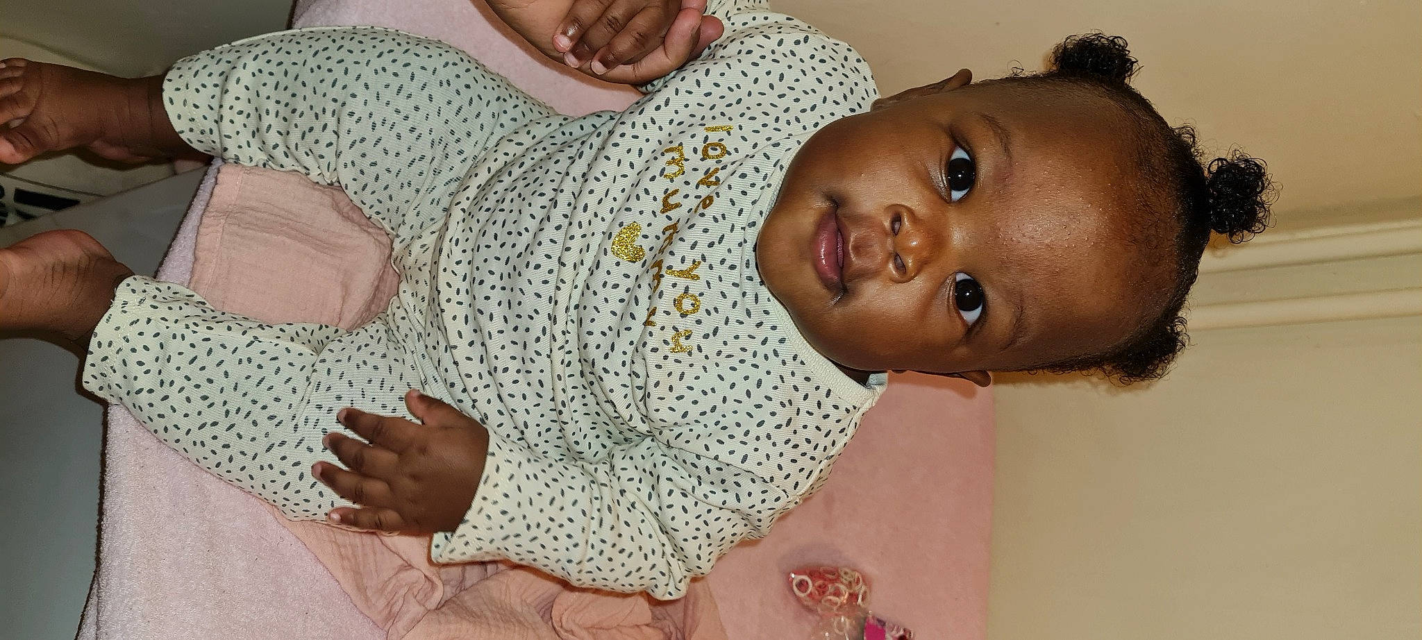 Lïncya a rejoint le concours — aidez-le/la à gagner de superbes lots ! arm, baby, child, comfort, elbow, finger, gesture, hand, happy, human_body, joint, mouth, neck, nose, organ, person, skin, sleeve, smile, thumb