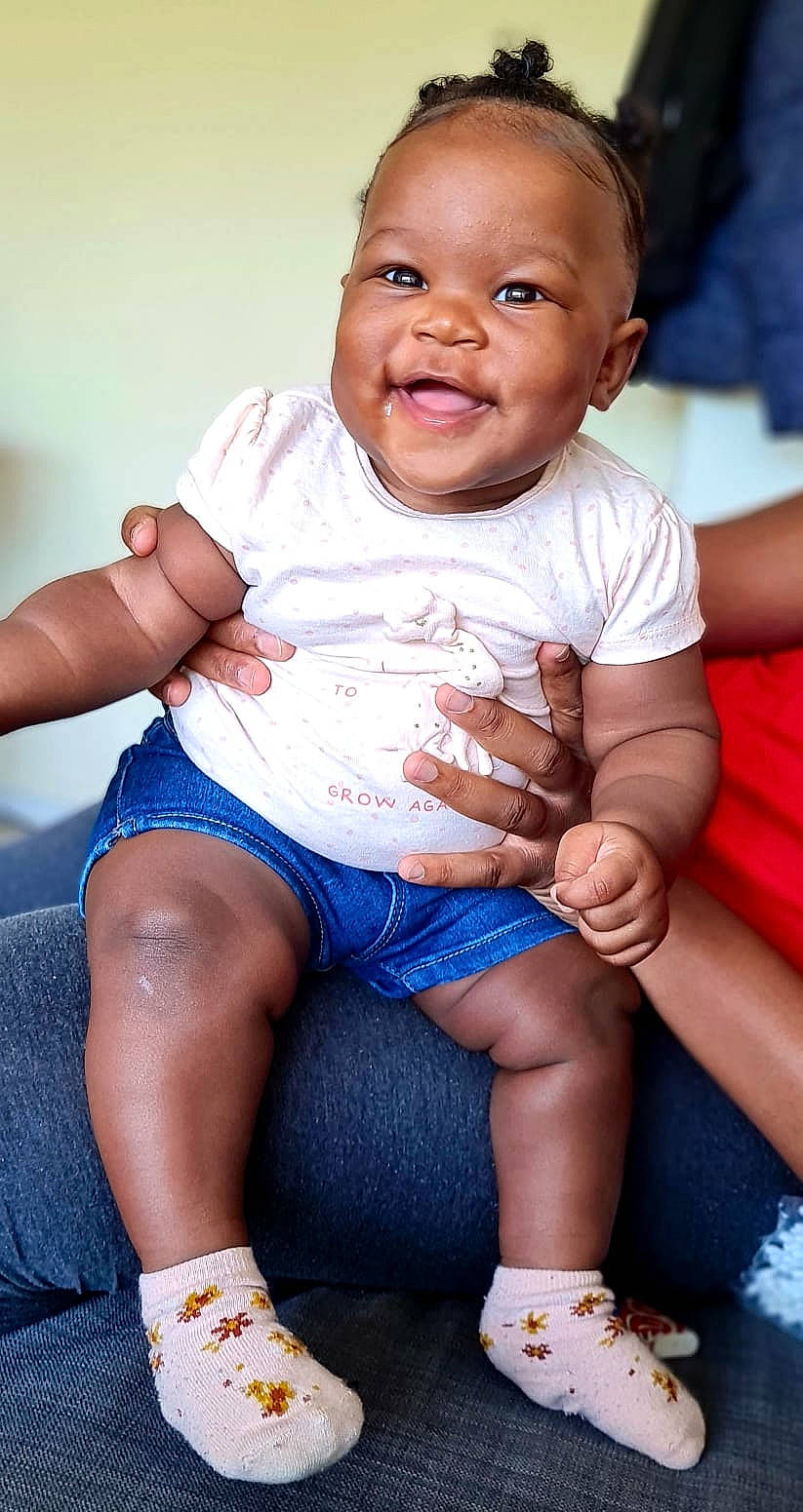 Lïncya a rejoint le concours — aidez-le/la à gagner de superbes lots ! baby_toddler_clothing, blue, cheek, facial_expression, finger, flash_photography, happy, iris, joy, knee, leg, mouth, muscle, organ, person, pink, skin, sleeve, smile, thigh