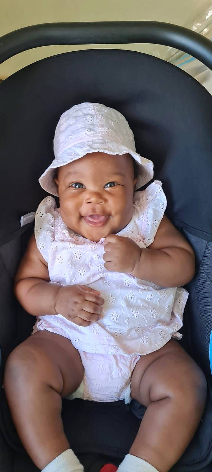 Lïncya a rejoint le concours — aidez-le/la à gagner de superbes lots ! baby, baby_toddler_clothing, blue, cap, chair, comfort, eye, flash_photography, happy, hat, headwear, iris, lip, person, product, skin, smile, textile, thigh, toddler