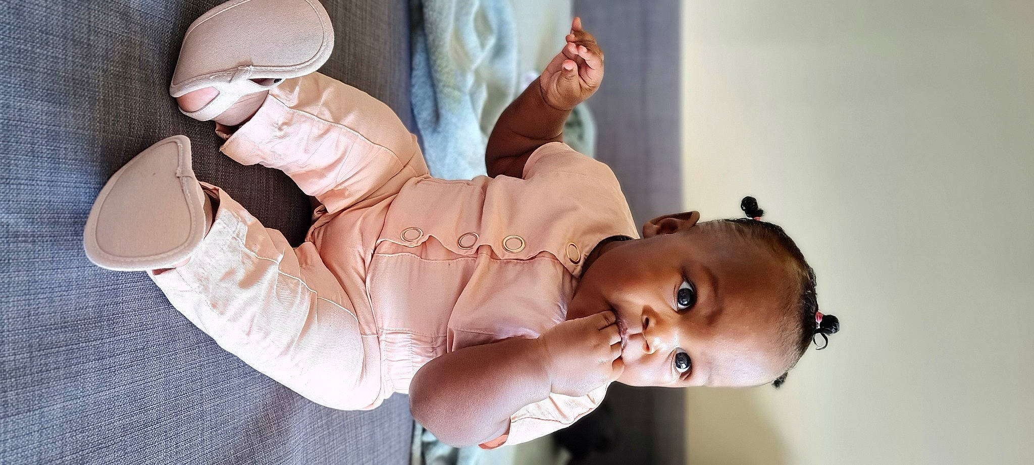 Lïncya participe au concours pour gagner de l'argent avec cette photo : abdomen, beauty, chest, comfort, dress, elbow, eyelash, eyewear, finger, gesture, happy, human_leg, joint, knee, nail, person, skin, thigh, thumb, toddler