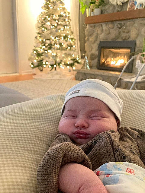 Athena a rejoint le concours — aidez-le/la à gagner de superbes lots ! baby, christmas_decoration, christmas_ornament, christmas_tree, comfort, couch, event, fun, green, headwear, holiday, holiday_ornament, light, lighting, living_room, ornament, person, room, sitting, toddler