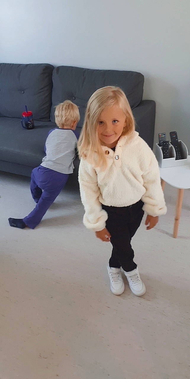 Chelsea participe au concours pour gagner de l'argent avec cette photo : arm, comfort, couch, floor, flooring, fun, furniture, gesture, hair, hairstyle, happy, joint, joy, knee, leg, leisure, person, recreation, sleeve, smile