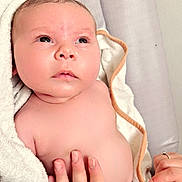 Lùcia a rejoint le concours — aidez-le/la à gagner de superbes lots ! baby, infant, towel, hand, ear_cleaning, skin, person, ring, nail, care, closeup, newborn, soft, gentle, indoors, health, cleaning, parent, attention, comfort