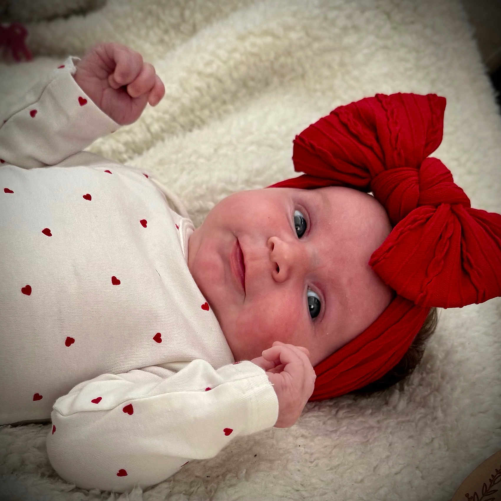 Alba a rejoint le concours — aidez-le/la à gagner de superbes lots ! adorable, baby, child, closeup, cute, face, fluffy_blanket, hands, headband, heart_pattern, indoors, infant, lying_down, newborn, portrait, red_bow, skin, smiling, soft_texture, white_clothing
