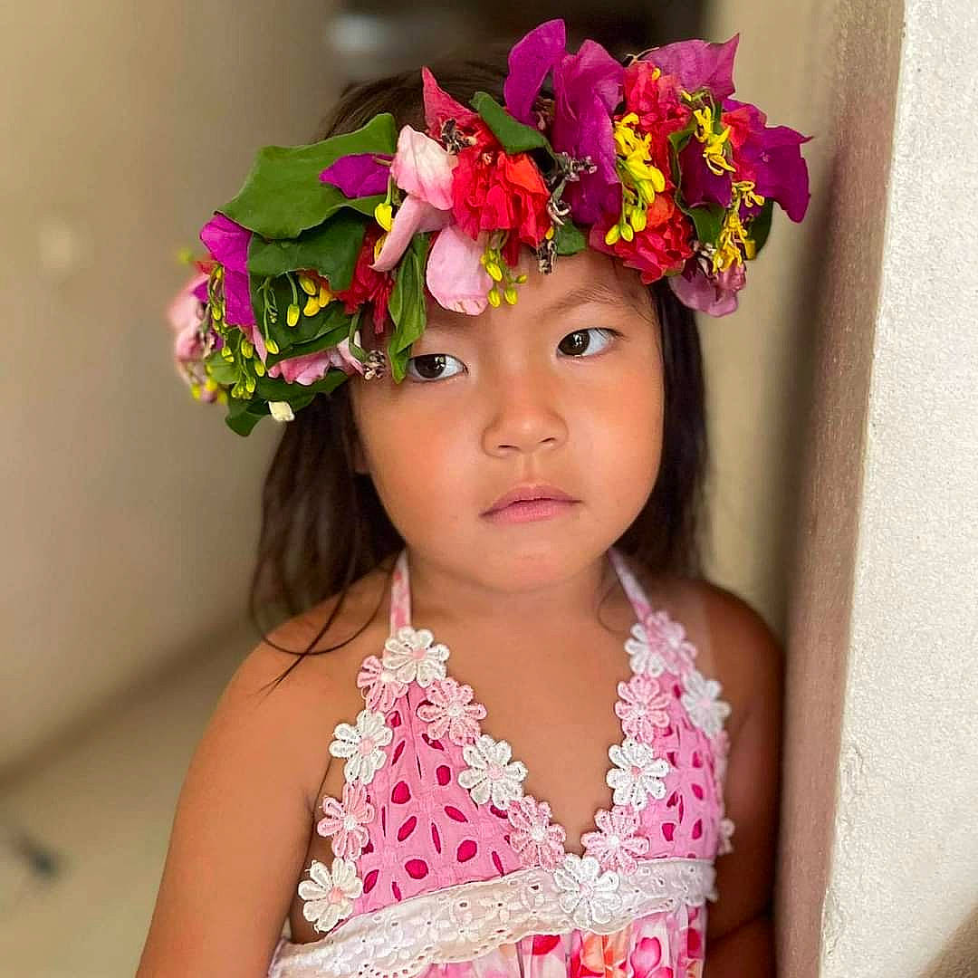Riley a rejoint le concours — aidez-le/la à gagner de superbes lots ! artificial_flower, beauty, child, event, eyelash, floral_design, flower, flower_arranging, hair_accessory, happy, headband, headgear, headpiece, headwear, jewellery, magenta, person, petal, pink, plant