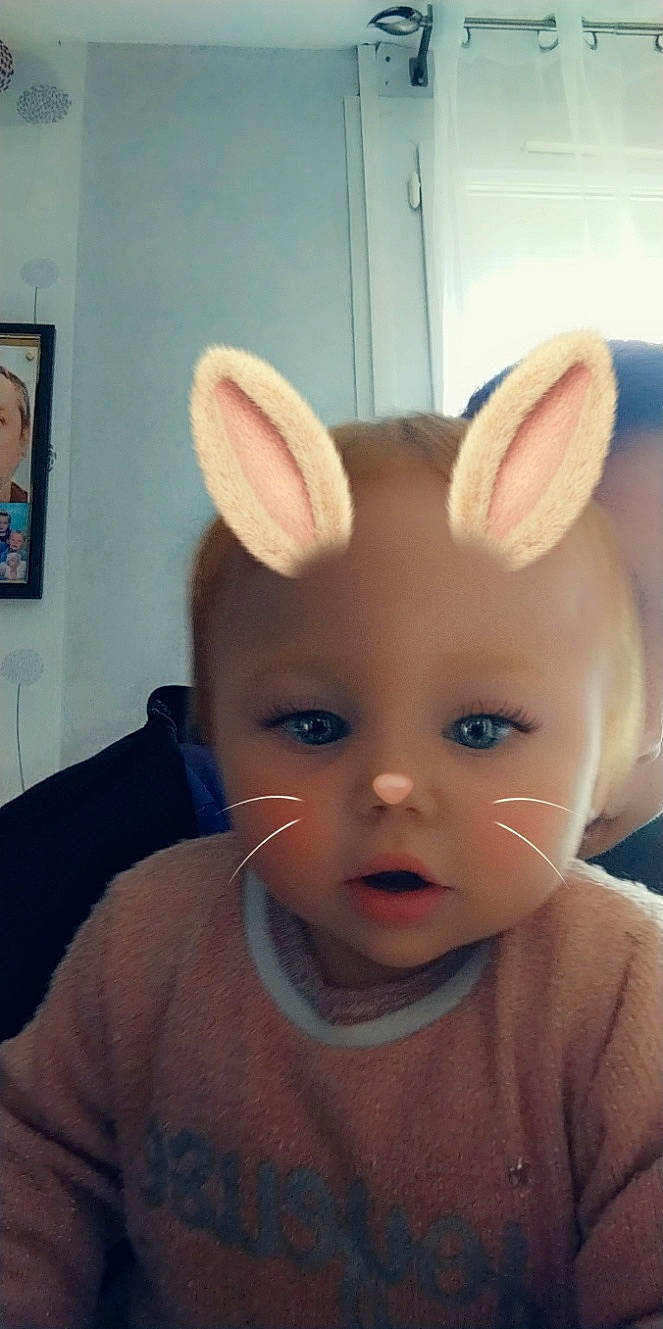 Meline participe au concours pour gagner de l'argent avec cette photo : cheek, cool, ear, eyelash, fashion_accessory, fawn, fun, fur, gesture, happy, head, lip, nose, person, picture_frame, selfie, skin, sleeve, t_shirt, toddler