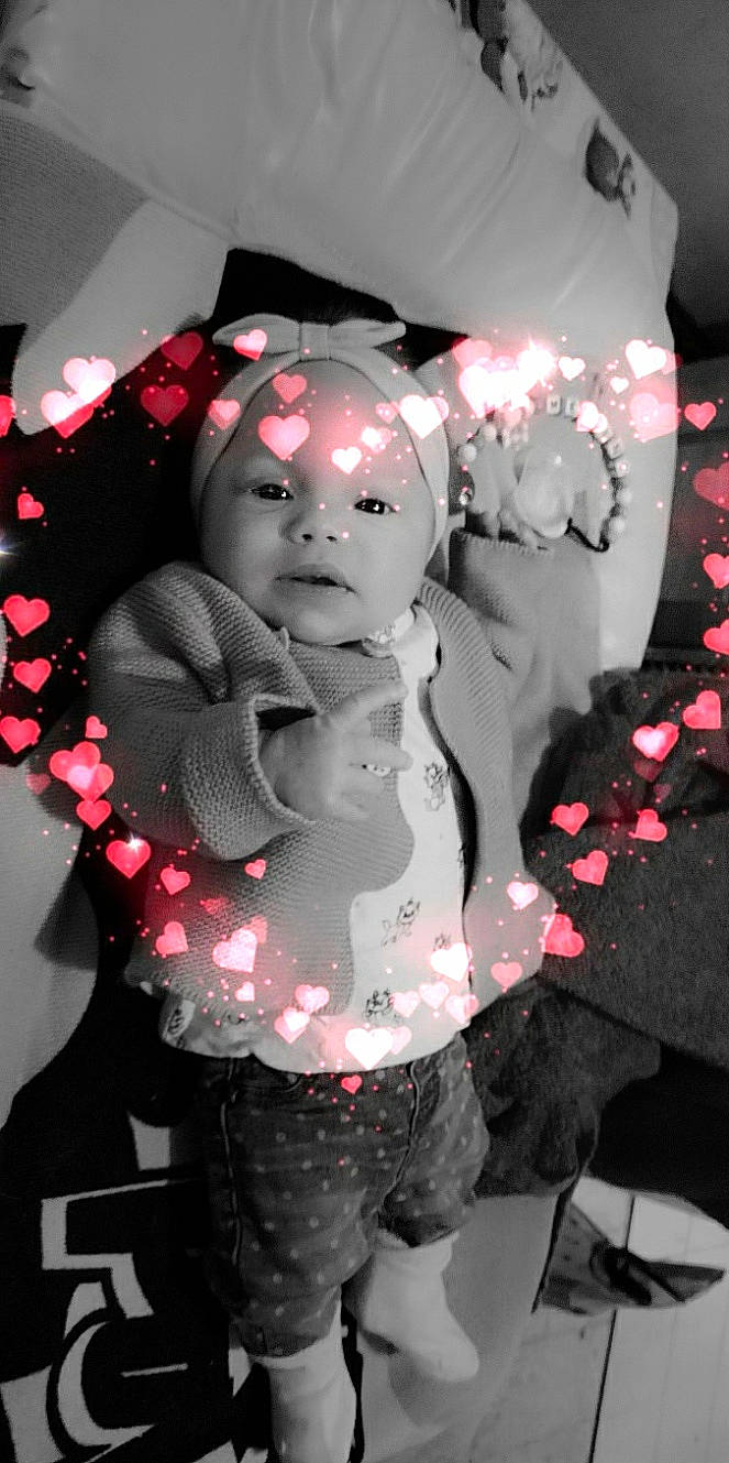 Meline participe au concours pour gagner de l'argent avec cette photo : art, black, carmine, child, costume, cut_flowers, doll, event, fashion_accessory, fictional_character, font, headgear, headwear, magenta, monochrome, monochrome_photography, pattern, person, petal, pink