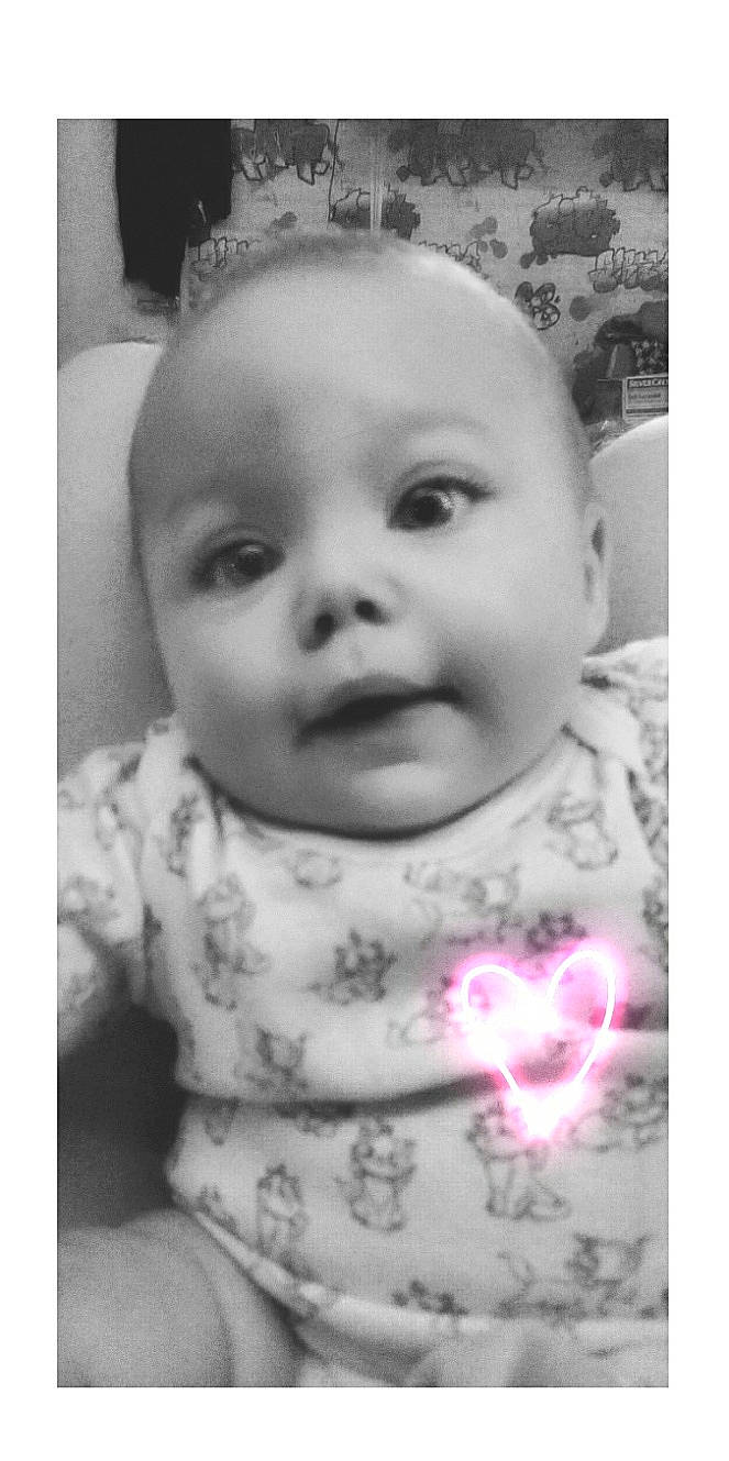 Meline participe au concours pour gagner de l'argent avec cette photo : baby, baby_toddler_clothing, beauty, cheek, child, cool, eyelash, facial_expression, happy, iris, lip, monochrome, monochrome_photography, nose, pattern, person, portrait_photography, skin, sleeve, smile