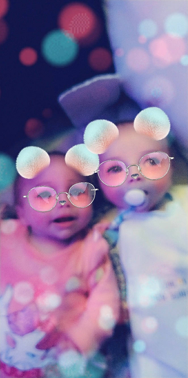 Meline participe au concours pour gagner de l'argent avec cette photo : child, electric_blue, event, eyewear, fashion_accessory, fun, happy, macro_photography, magenta, person, petal, pink, purple, toy, transparent_material, tree, violet, vision_care